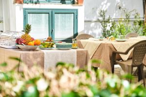 un tavolo con un piatto di frutta sopra di Villa Fabiana ad Amalfi