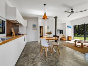 cocina y comedor con mesa y sillas en Simala Retreat en Cowaramup