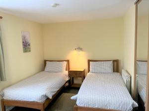 セント・ピーター・ポートにあるIlex Lodgeの小さな部屋 withermottermottermottermottermottのベッド2台