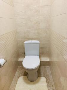 Un baño con un inodoro blanco en una habitación. en Центр. Поруч озеро та парк (5), en Ternopilʼ 14 fotos más