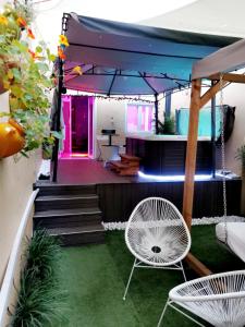Posedenie v ubytovaní Lyon superbe jacuzzi vue sur jardin