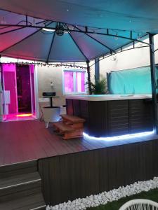 Fotografia z galérie ubytovania Lyon superbe jacuzzi vue sur jardin v destinácii Villeurbanne