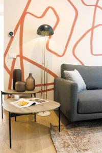sala de estar con sofá y mesa en AR Boutique Apartments, en Bérgamo