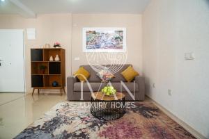 sala de estar con sofá y mesa en Casa Nala Ivan Luxury Homes 6ªPta Norte 1ªLinea, en Oropesa del Mar
