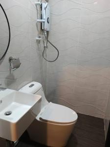 a bathroom with a white toilet and a sink at LAVIE HOTEL & APARTMENT in Brinchang
