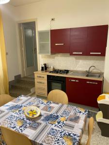 una cocina con una mesa con un plato de comida. en Case vacanze Dalia, en Torregrotta