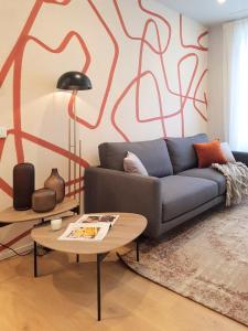 uma sala de estar com um sofá e uma mesa em AR Boutique Apartments em Bérgamo