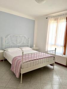 una camera con letto e finestra con tende di Sunny terrace apartament a Cavallino-Treporti