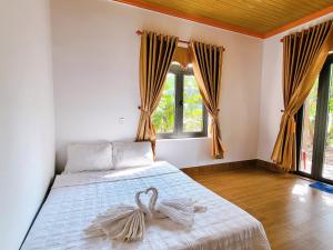 Thuy Tien Ecolodge tesisinde bir odada yatak veya yataklar
