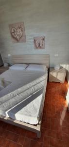 1 dormitorio con 1 cama con toallas en Lovely house tra pineta e mare, en Torre di Montalto
