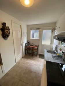 Una cocina con una mesa y un comedor. en La Luna - Denise, en Heerhugowaard