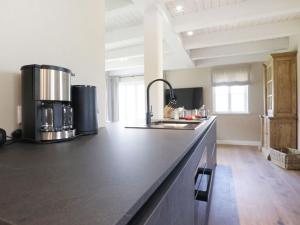 een keuken met een zwart aanrecht in een kamer bij Strandheimat in Groß Schwansee