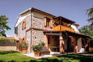 Casa de piedra antigua con porche y balcón en Villa La Quercia - Garden&Relax en Gavorrano