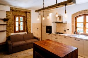 A kitchen or kitchenette at Villa La Quercia - Garden&Relax