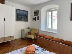 un soggiorno con letto e finestra di Split Old Town Apartments a Spalato (Split)