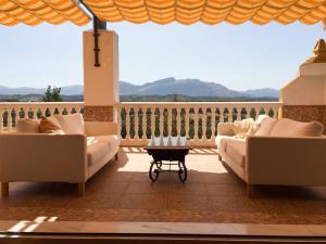 un soggiorno con 2 divani e un balcone di Finca La Lola - Large House with private pool ad Archidona