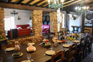 - une longue table dans une pièce avec des chaises et une table avec de la nourriture dans l'établissement Finca La Lola - Large House with private pool, à Archidona