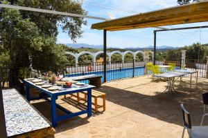 un patio con tavolo, sedie e piscina di Finca La Lola - Large House with private pool ad Archidona