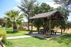 um gazebo com uma mesa de piquenique num parque em Finca La Lola - Large House with private pool em Archidona