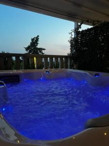 eine Whirlpool-Badewanne mit blauer Beleuchtung im Hinterhof in der Unterkunft Casa Benita in Hvar