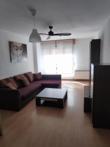 sala de estar con sofá y mesa de centro en Estudio Francés, Parking privado gratuito en Logroño