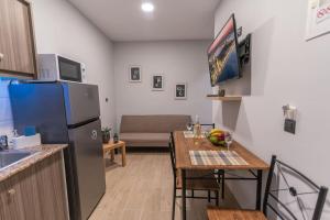 una cucina con tavolo e frigorifero di Aurora Apartments - Room 2 a Marmári