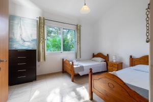 um quarto com 2 camas e uma janela em Coral Beach Villa - Coral Bay em Coral Bay
