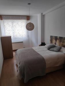 Un dormitorio con una cama grande y una ventana en Estudio Francés, Parking privado gratuito, en Logroño