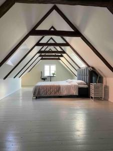 um quarto com uma cama num sótão em Entire house in the center em Ystad