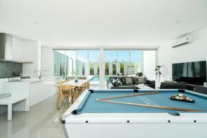 The Stay Huahin - Luxury Private Pool Villa tesisinde bir bilardo masası
