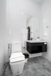 biała łazienka z toaletą i umywalką w obiekcie The Stay Huahin - Luxury Private Pool Villa w mieście Khao Tao