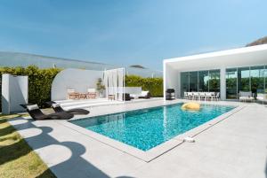 Bazén v ubytování The Stay Huahin - Luxury Private Pool Villa nebo v jeho okolí