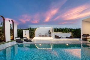 Bazén v ubytování The Stay Huahin - Luxury Private Pool Villa nebo v jeho okolí