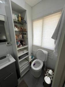 Ένα μπάνιο στο דירת סינדרלה
