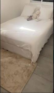 Ένα ή περισσότερα κρεβάτια σε δωμάτιο στο דירת סינדרלה