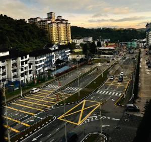 Una calle de la ciudad con muchos coches en la carretera en LAVIE HOTEL & APARTMENT, en Brinchang