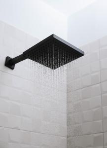 un cabezal de ducha con agua saliendo de él en Euphoria Luxury Apartment en Mátala