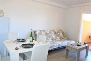 salon z białym stołem i kanapą w obiekcie 56C Vora vistas al mar parking y wifi w mieście Calpe +10 zdjęć