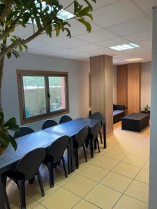 sala konferencyjna z niebieskim stołem i krzesłami w obiekcie HOSTEL Cangas w mieście Cangas de Morrazo