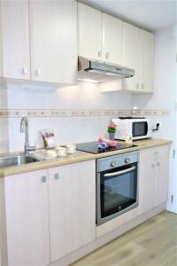 Kuchnia lub aneks kuchenny w obiekcie 56C Vora vistas al mar parking y wifi
