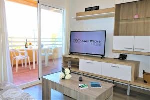 Telewizja i/lub zestaw kina domowego w obiekcie 56C Vora vistas al mar parking y wifi