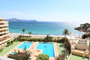 widok na basen i plażę w obiekcie 56C Vora vistas al mar parking y wifi w mieście Calpe