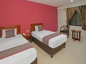 Ліжко або ліжка в номері Townhouse OAK Hotel Fiducia Pasar Minggu