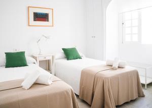ミハス・コスタにあるApartamento en Royal Beach - Playa de Calahondaの白い部屋(ベッド2台、テーブル付)