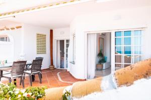 ミハス・コスタにあるApartamento en Royal Beach - Playa de Calahondaの家のリビングルームを望む