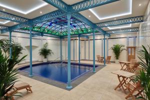 una piscina con soffitto in vetro colorato e una piscina di Ensana Buxton Crescent a Buxton