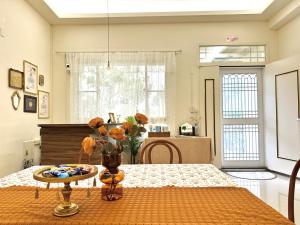 a dining room with a table and a table sidx sidx sidx at 永安101 Wing on x 附陽台 in Taitung City