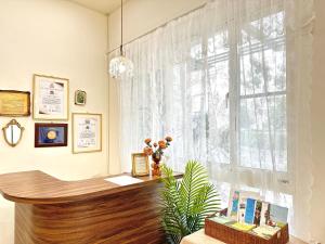 an office with a desk in front of a window at 永安101 Wing on x 附陽台 in Taitung City