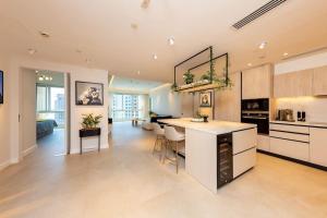 Kuchyň nebo kuchyňský kout v ubytování Beautiful upgraded 2BR with Sea view - Palm Jumeirah