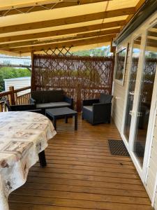 a screened in porch with a bed and a couch at Vos meilleures vacances au Montourey! in Fréjus